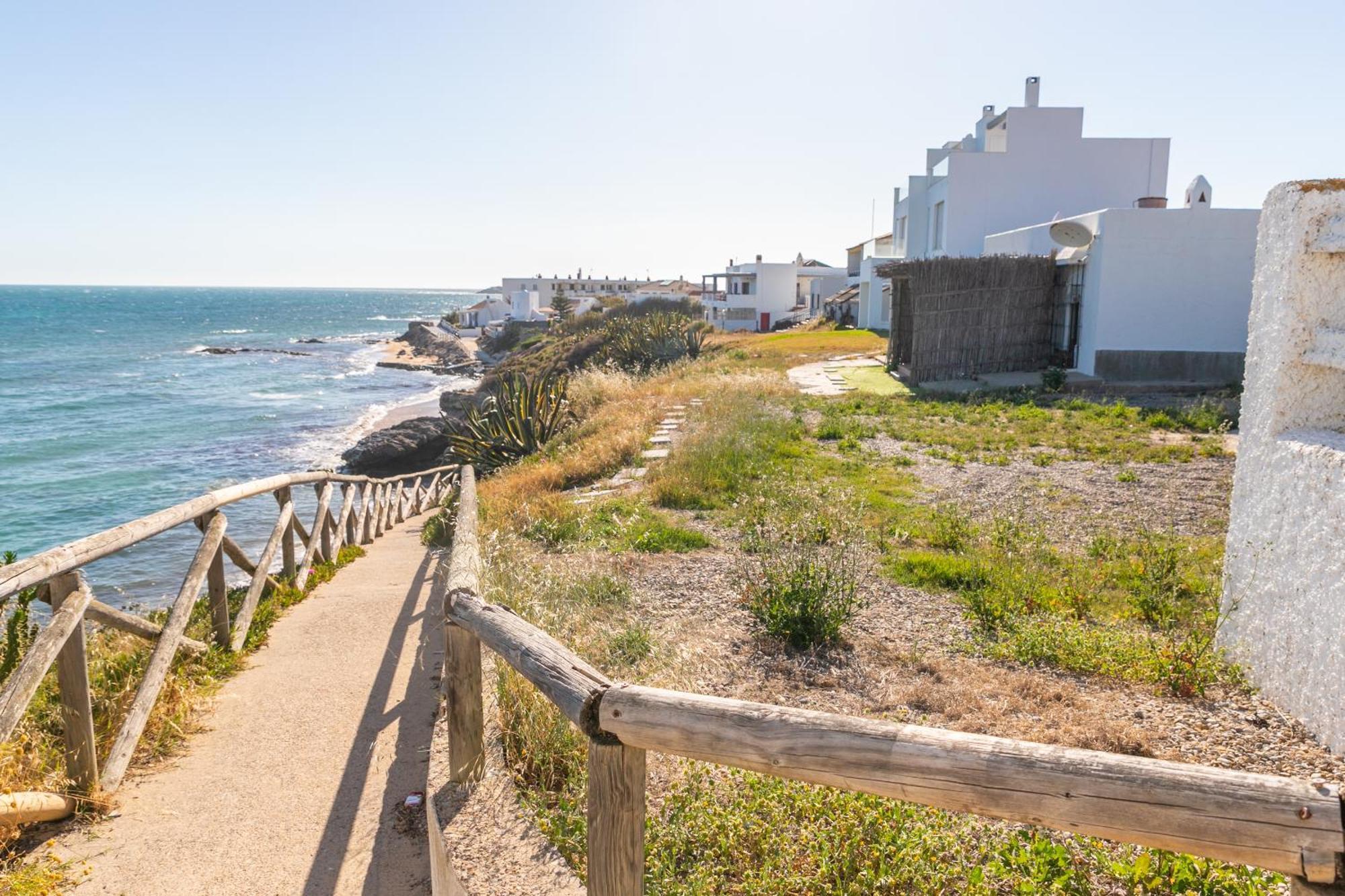 Magnífico duplex renovado con piscina garaje y jardín, frente a la playa de los Caños de Meca. Exterior foto