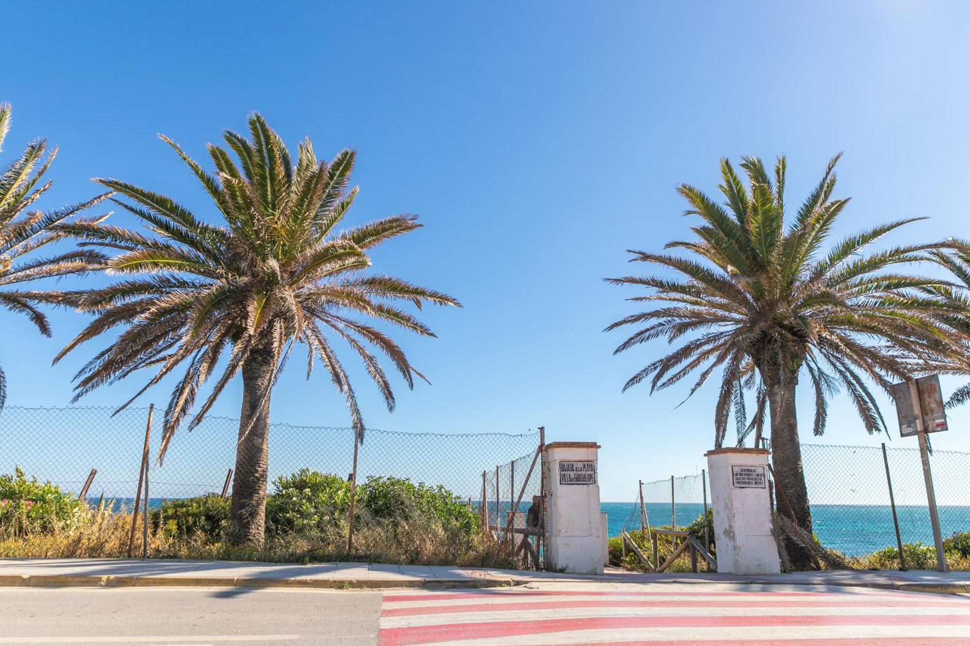 Magnífico duplex renovado con piscina garaje y jardín, frente a la playa de los Caños de Meca. Exterior foto
