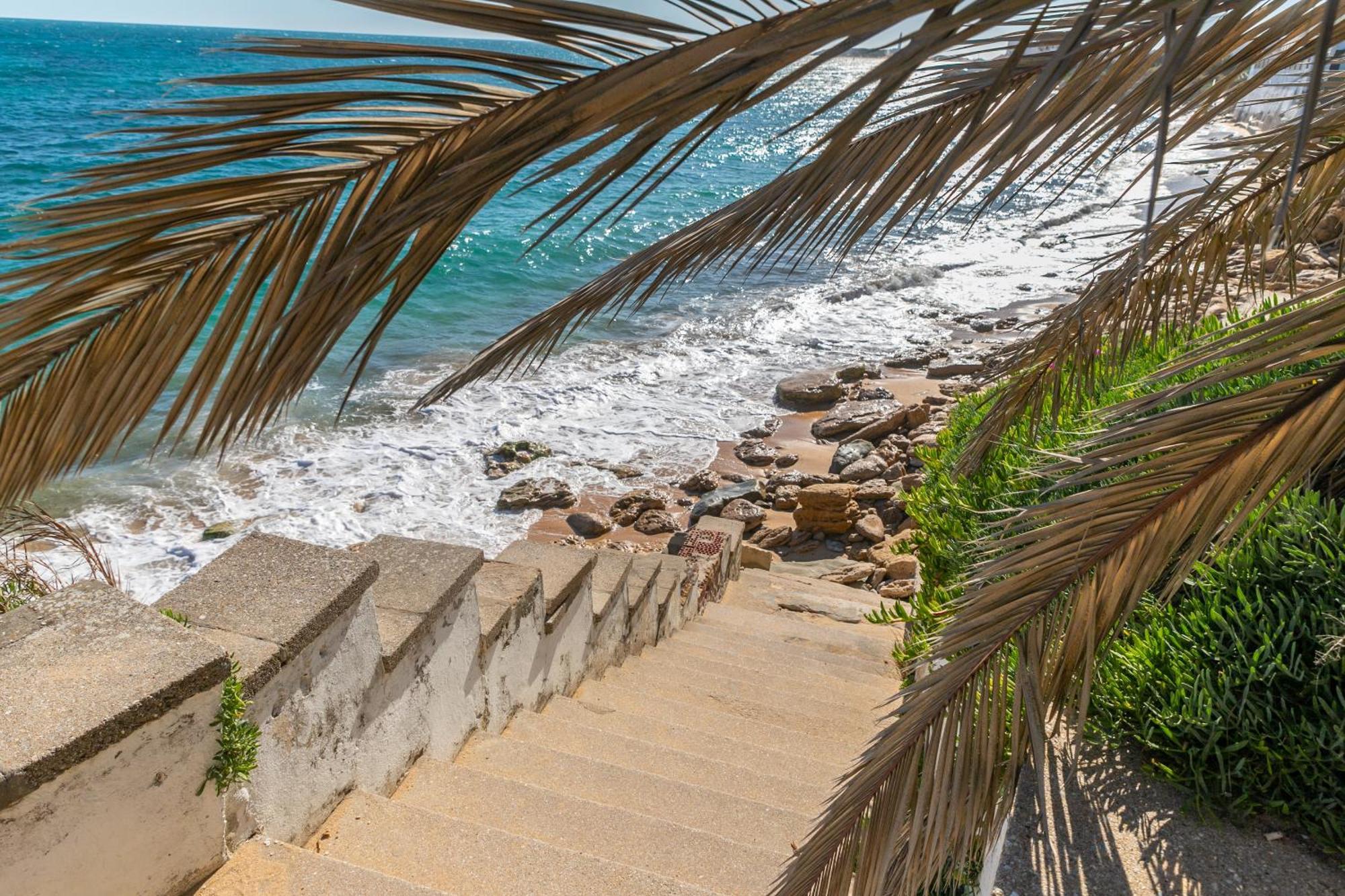 Magnífico duplex renovado con piscina garaje y jardín, frente a la playa de los Caños de Meca. Exterior foto