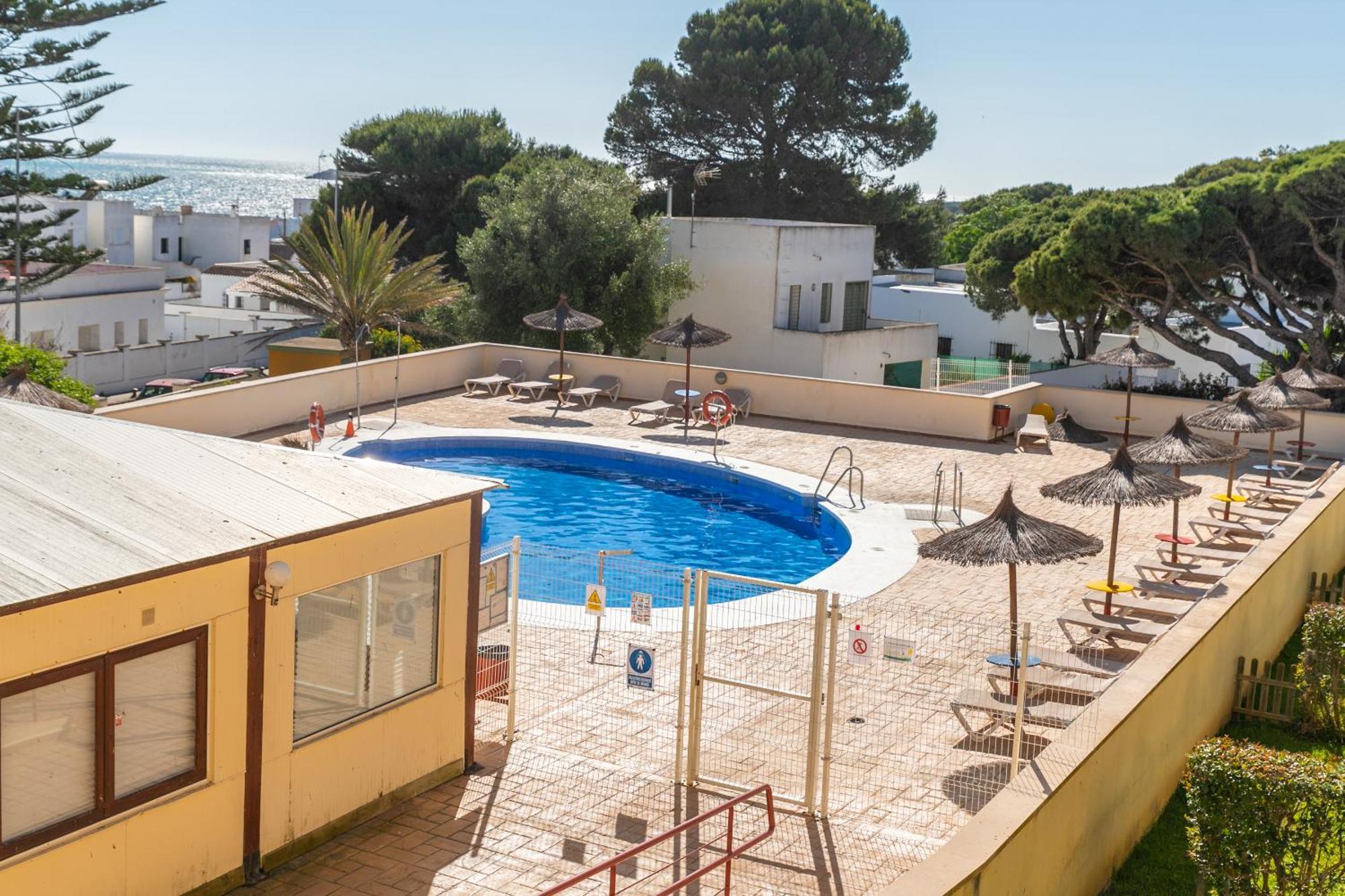 Magnífico duplex renovado con piscina garaje y jardín, frente a la playa de los Caños de Meca. Exterior foto